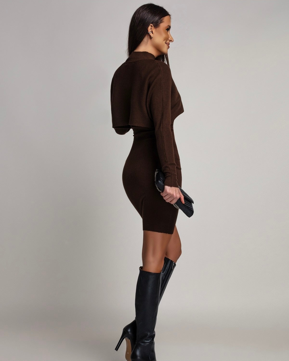 Ciepły dwuczęściowy set sweterkowy w brązie - wygodny outfit na chłodne dni
