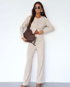 Kremowy komplet sweterkowy z szerokimi spodniami - cała sylwetka
