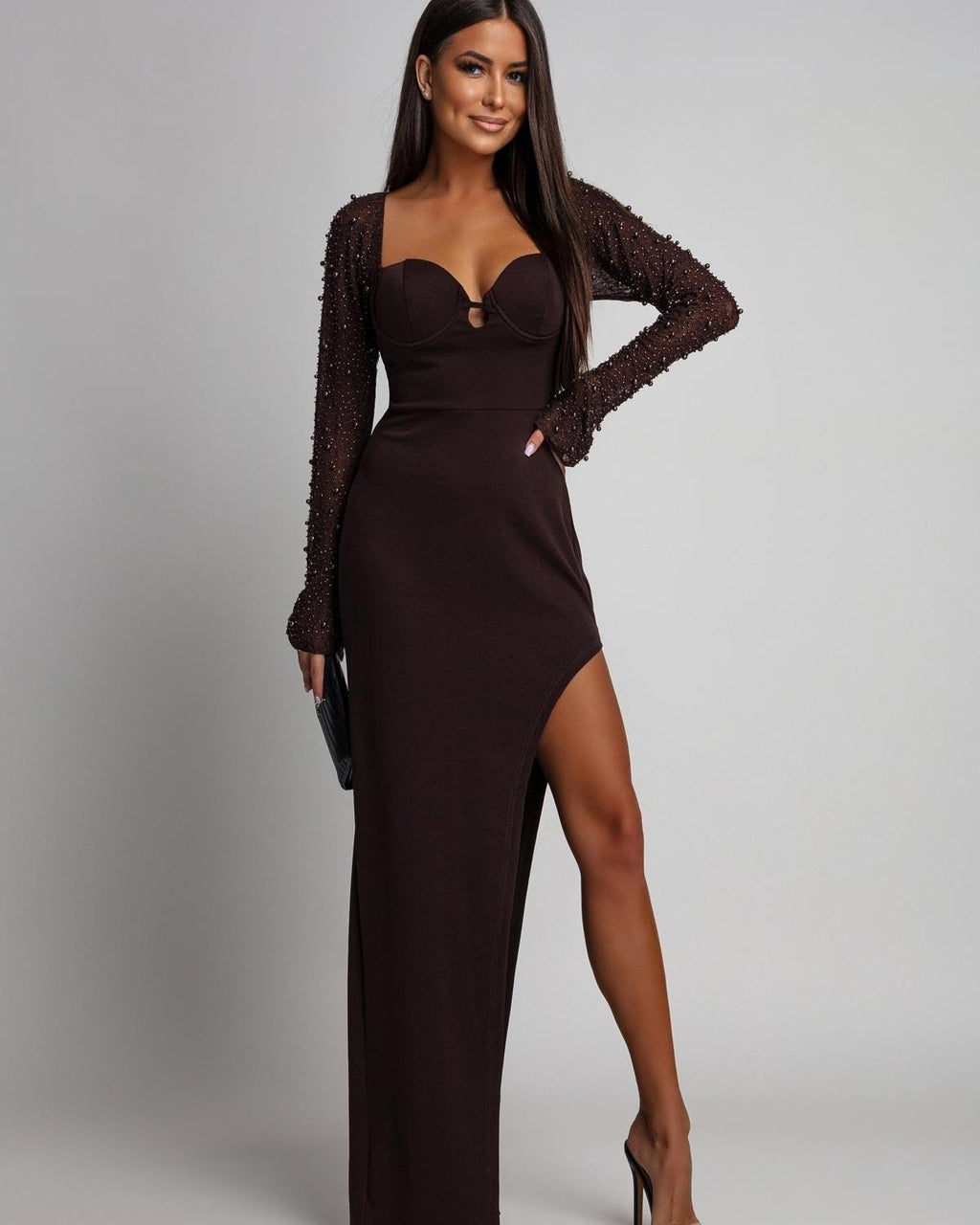 Sukienka maxi czekoladowa z rozcięciem perełkowe rękawy - rozcięcie na nogę