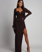 Sukienka maxi czekoladowa z rozcięciem perełkowe rękawy - rozcięcie na nogę