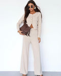 Kremowy komplet sweterkowy z szerokimi spodniami i ozdobnym sweterkiem - elegancki set dzianinowy
