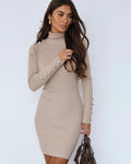 Sukienka sweterkowa beżowa damska - pełna sylwetka
