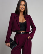 Elegancki komplet damski - szczegół marynarki, widok z przodu
