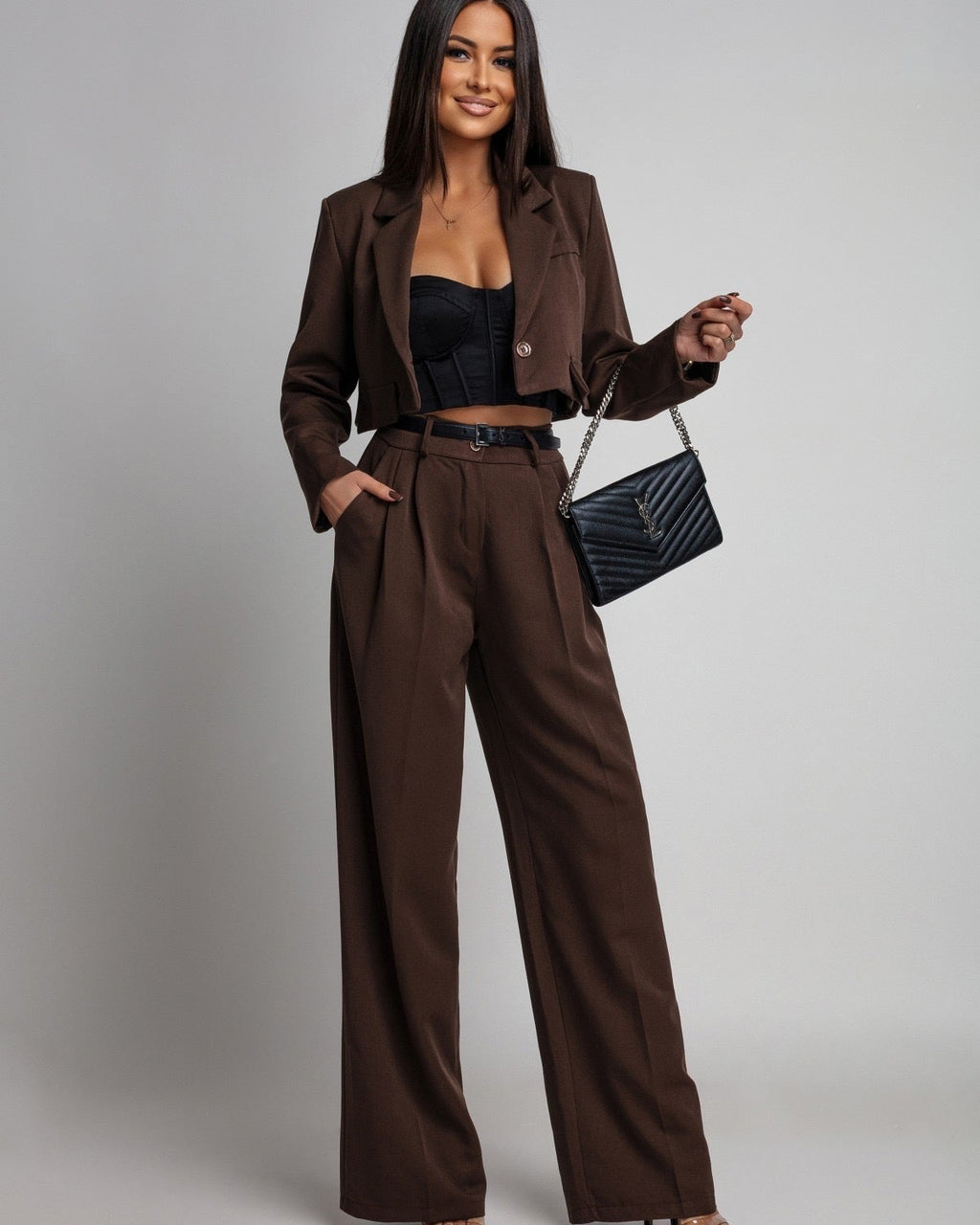 Garnitur damski czekoladowy - krótka marynarka ze złotymi ozdobami i szerokie spodnie