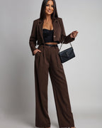 Garnitur damski czekoladowy - krótka marynarka ze złotymi ozdobami i szerokie spodnie