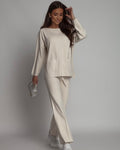 Kremowy komplet sweterkowy z kieszeniami i szerokimi spodniami - elegancki set dzianinowy na jesień zimę
