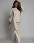 Kremowy komplet sweterkowy z kieszeniami i szerokimi spodniami - elegancki set dzianinowy na jesień zimę
