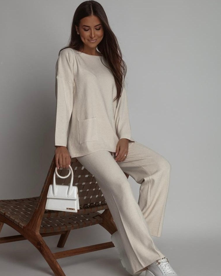 Kremowy komplet dzianinowy z szerokimi spodniami - widok z boku
