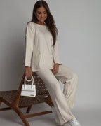 Kremowy komplet dzianinowy z szerokimi spodniami - widok z boku
