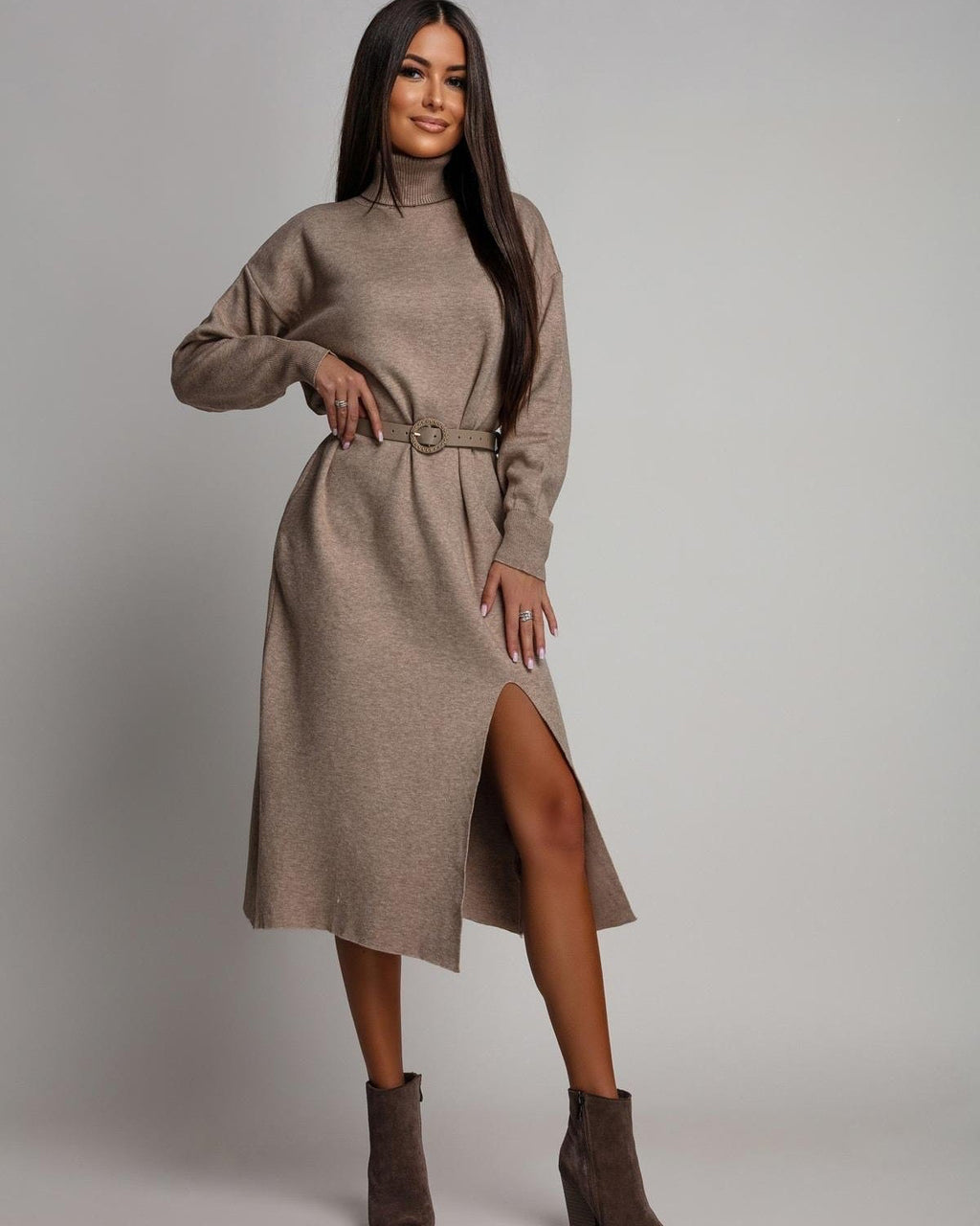 Beżowa sukienka swetrowa midi z paskiem damska 
