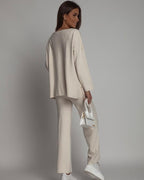 Kremowy komplet sweterkowy z szerokimi spodniami - widok z tyłu
