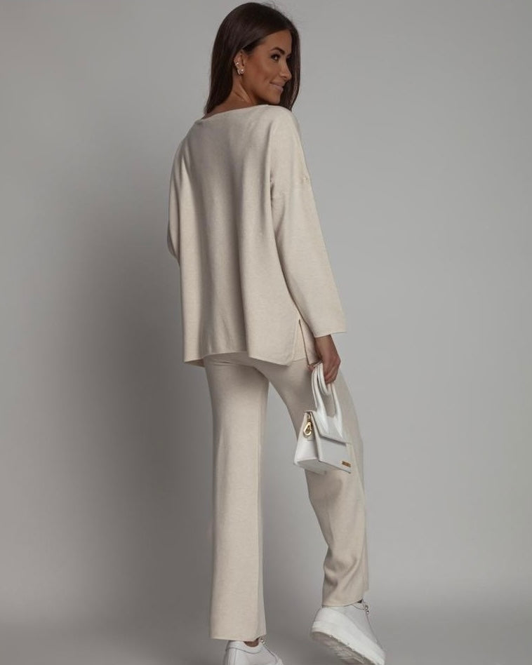 Kremowy komplet sweterkowy z szerokimi spodniami - widok z tyłu
