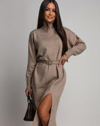 Beżowa sukienka swetrowa z długim rękawem i paskiem - widok z przodu
