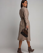 Sukienka swetrowa midi beżowa z paskiem - widok z tyłu
