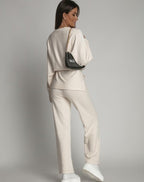 Luźny kremowy komplet swetrowy z szerokimi spodniami - widok z tyłu
