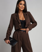 Brązowy komplet damski - marynarka i spodnie wide leg - widok z przodu