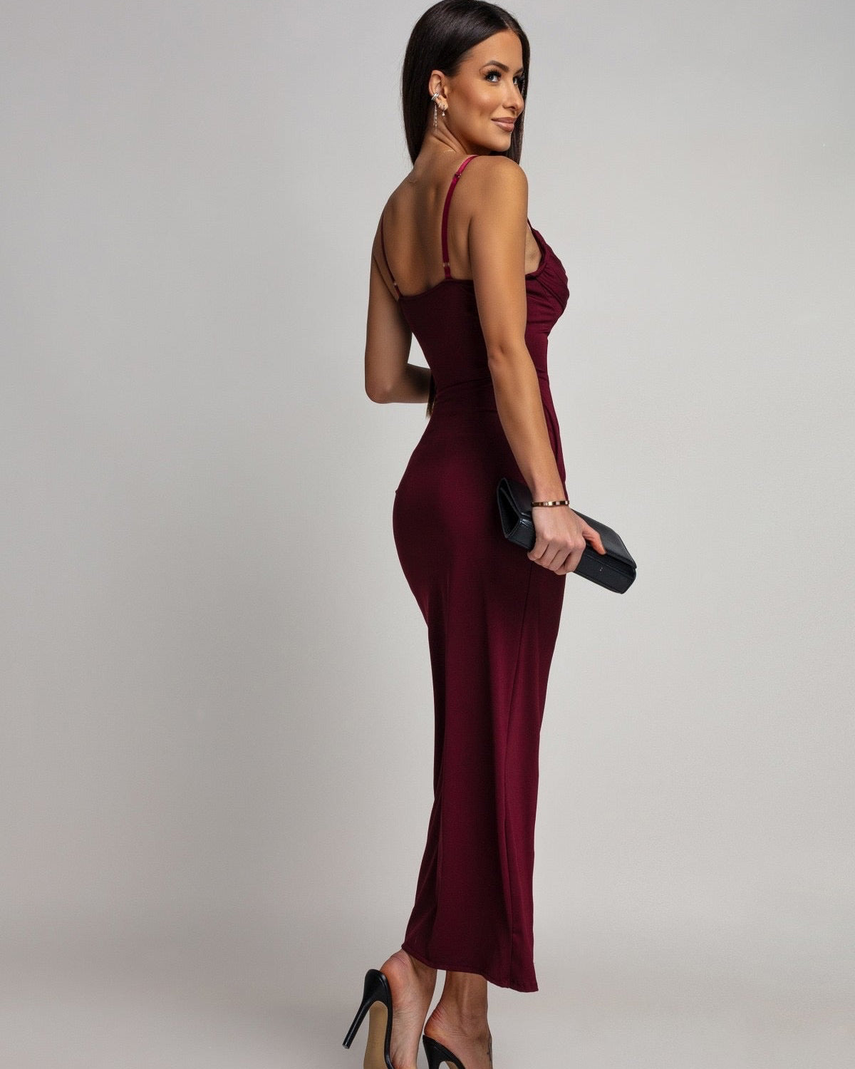 Elegancka bordowa sukienka gorsetowa maxi na ramiączkach - stylizacja wieczorowa
