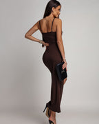 Elegancka brązowa sukienka maxi na ramiączkach - widok z tyłu
