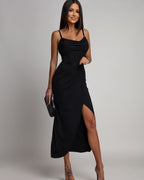 Czarna sukienka maxi z gorsetem i wycięciem - widok z przodu
