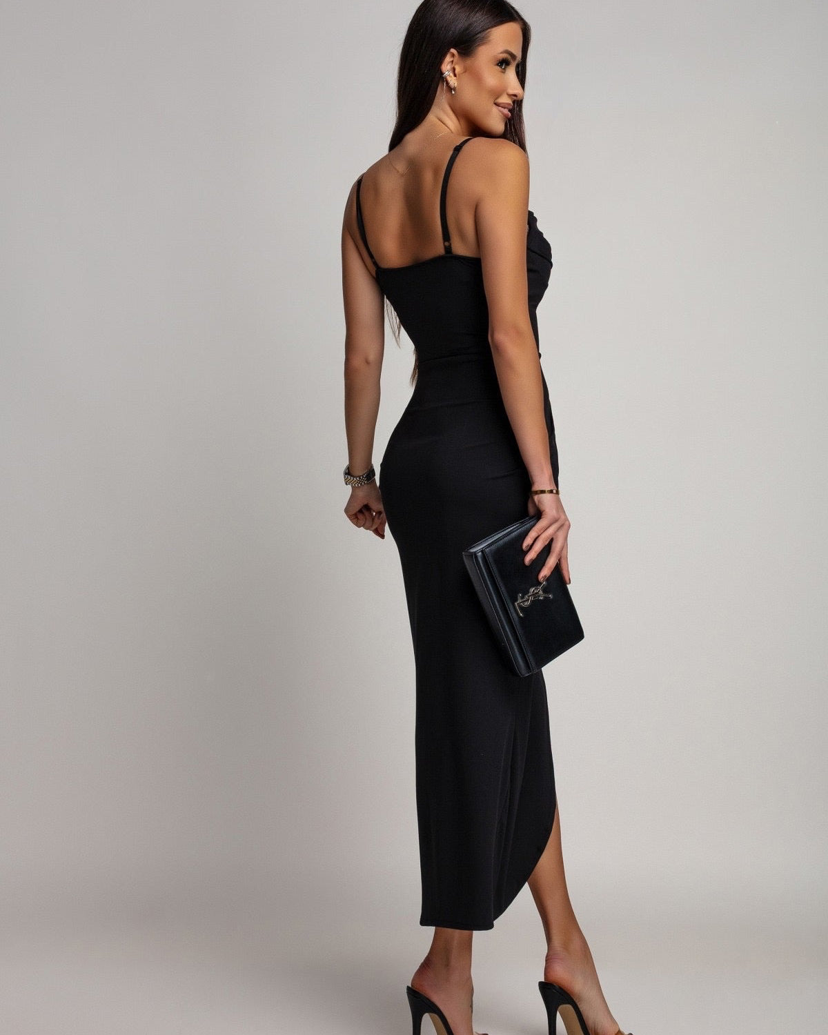 Elegancka czarna sukienka maxi na ramiączkach - widok z tyłu
