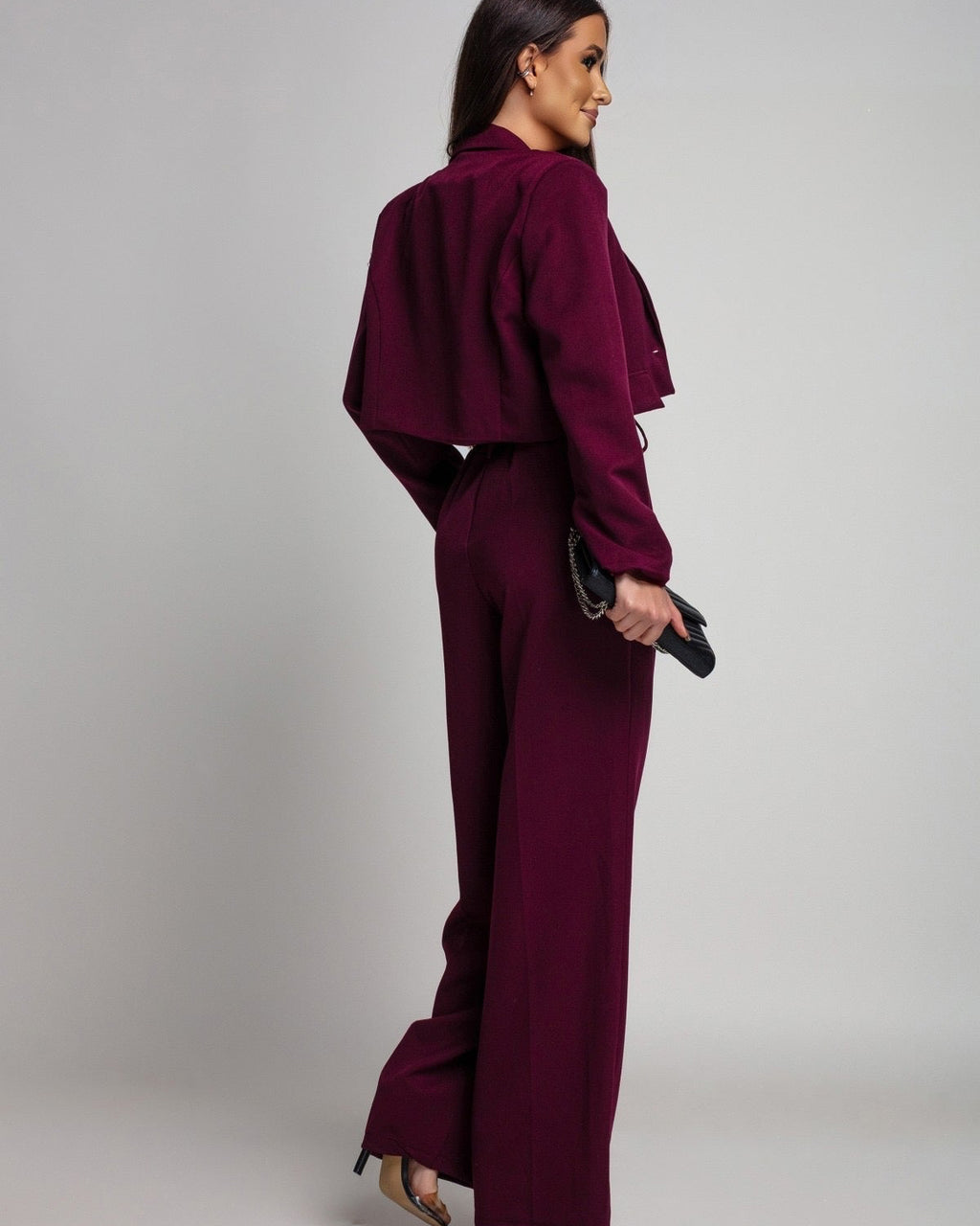 Garnitur damski premium - widok całości, modelka w eleganckiej pozie
