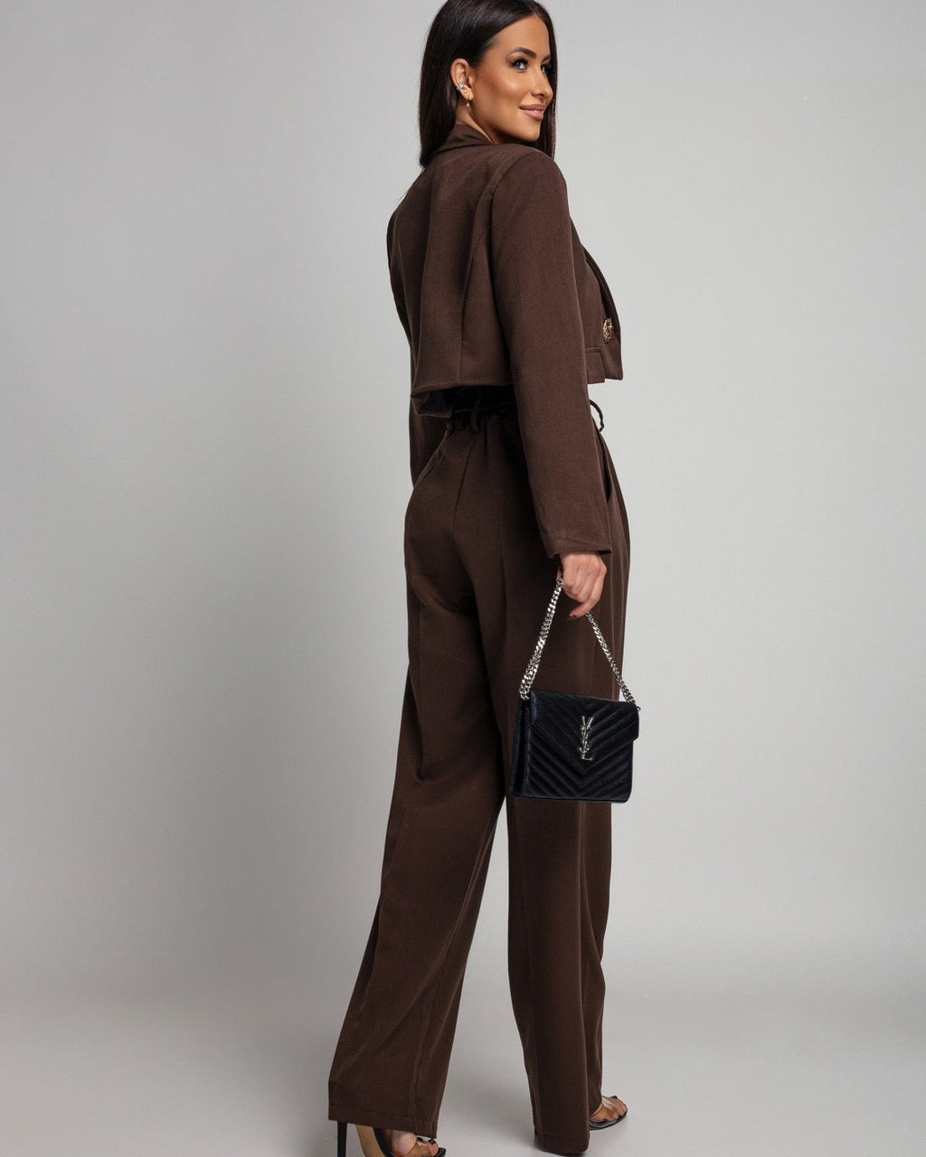 Garnitur dwuczęściowy - marynarka i spodnie - widok z boku