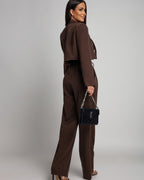 Garnitur dwuczęściowy - marynarka i spodnie - widok z boku