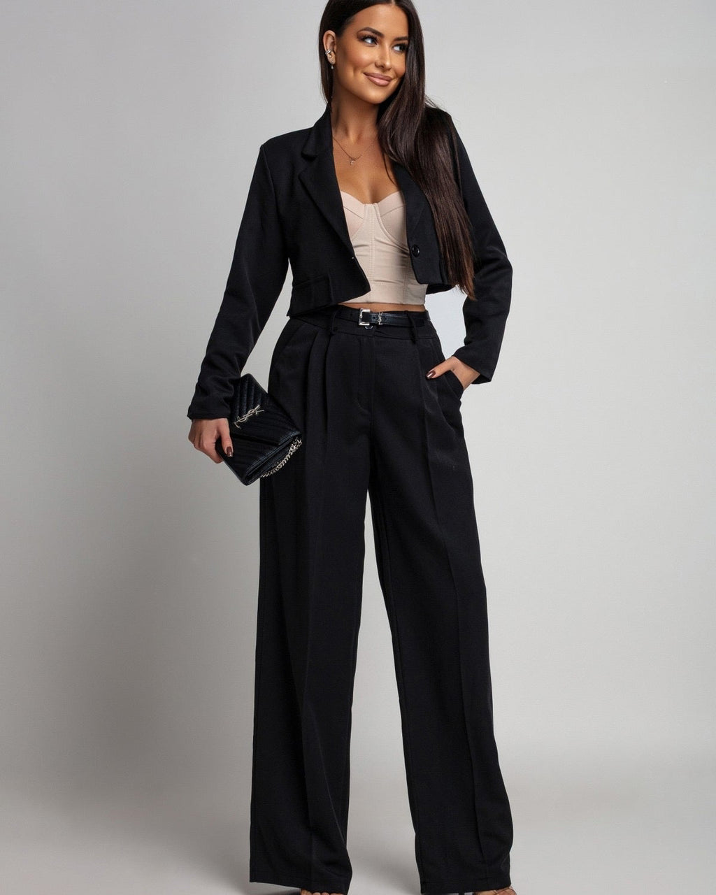 Elegancki garnitur damski dwuczęściowy - marynarka i spodnie w neutralnym kolorze, widok z przodu
