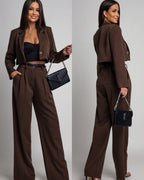 Komplet formalny brązowy - detal wykończenia i złotych ozdób