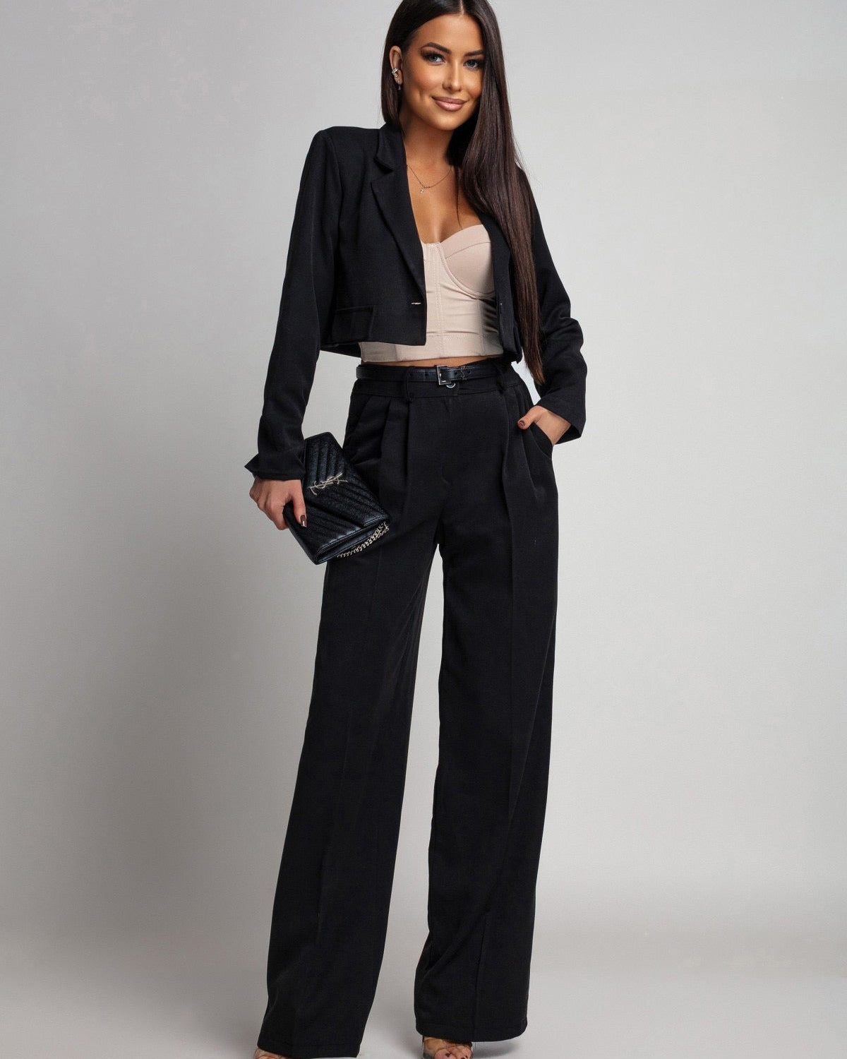 Garnitur damski premium - widok całości, modelka w eleganckiej pozie
