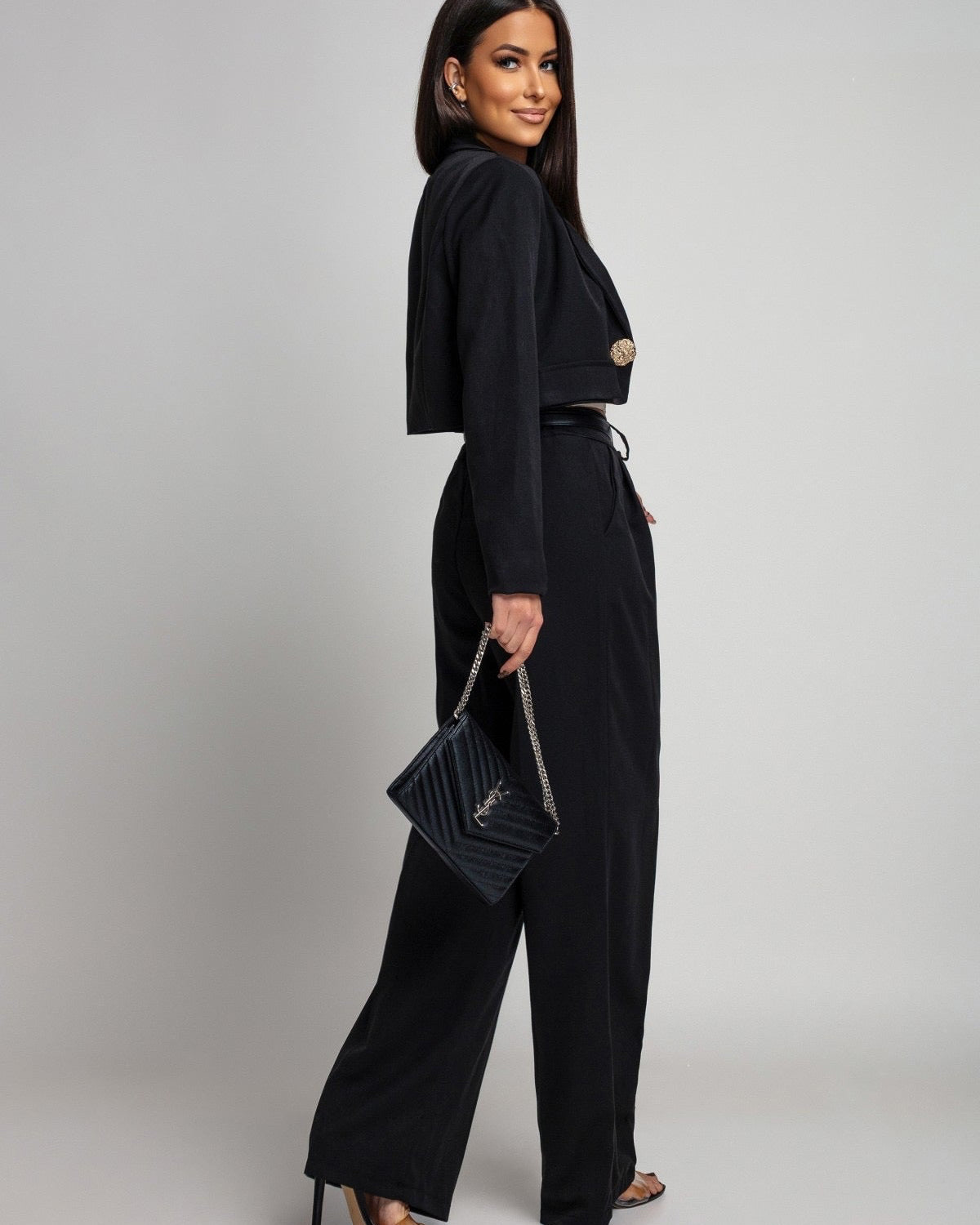 Garnitur damski biurowy - stylizacja kompletna, widok pełnej sylwetki
