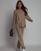 Beżowy komplet sweterkowy z kieszeniami i szerokimi spodniami - elegancki set dzianinowy na jesień zimę
