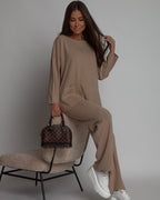 Elegancka stylizacja z beżowym kompletem sweterkowym z kieszeniami - casual chic outfit
