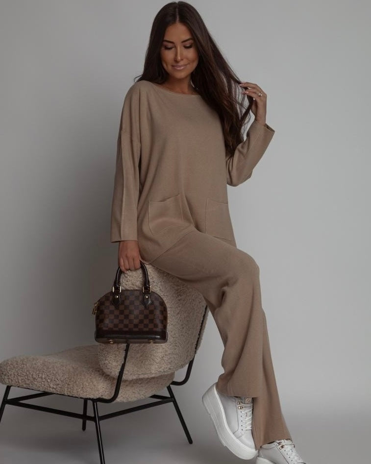 Elegancka stylizacja z beżowym kompletem sweterkowym z kieszeniami - casual chic outfit
