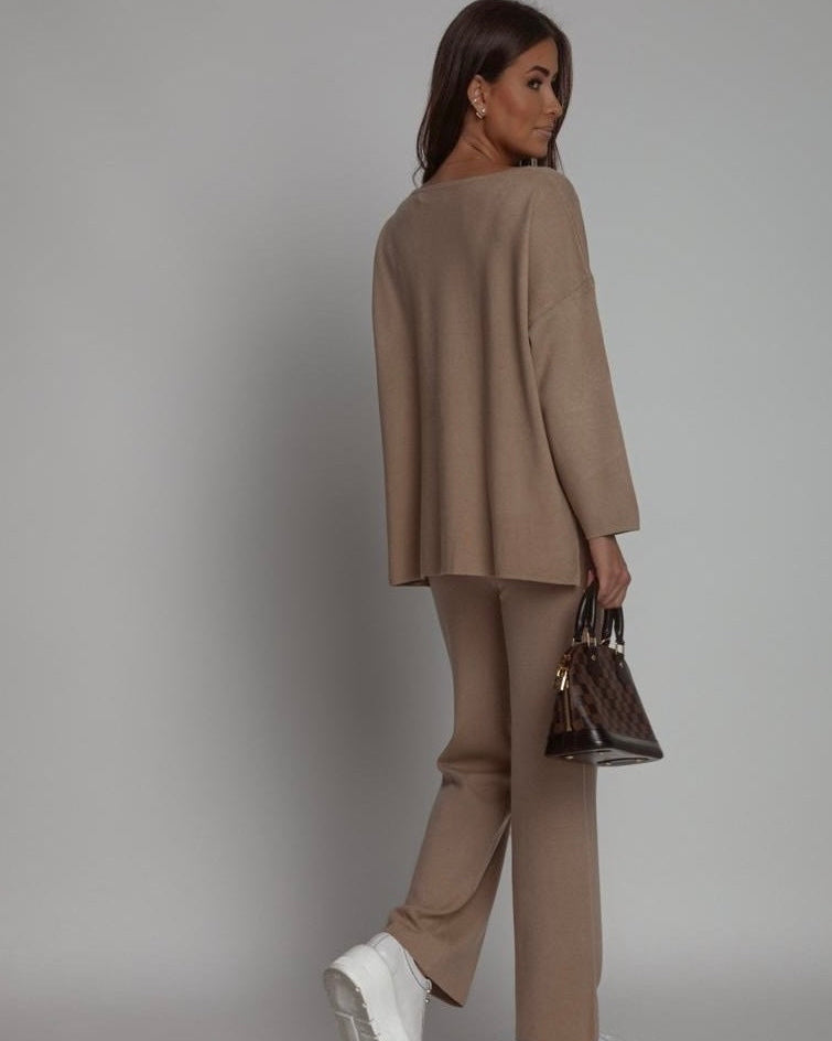 Beżowy komplet dzianinowy z szerokimi spodniami - widok z tyłu
