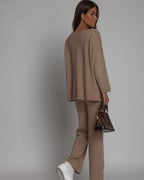 Beżowy komplet dzianinowy z szerokimi spodniami - widok z tyłu
