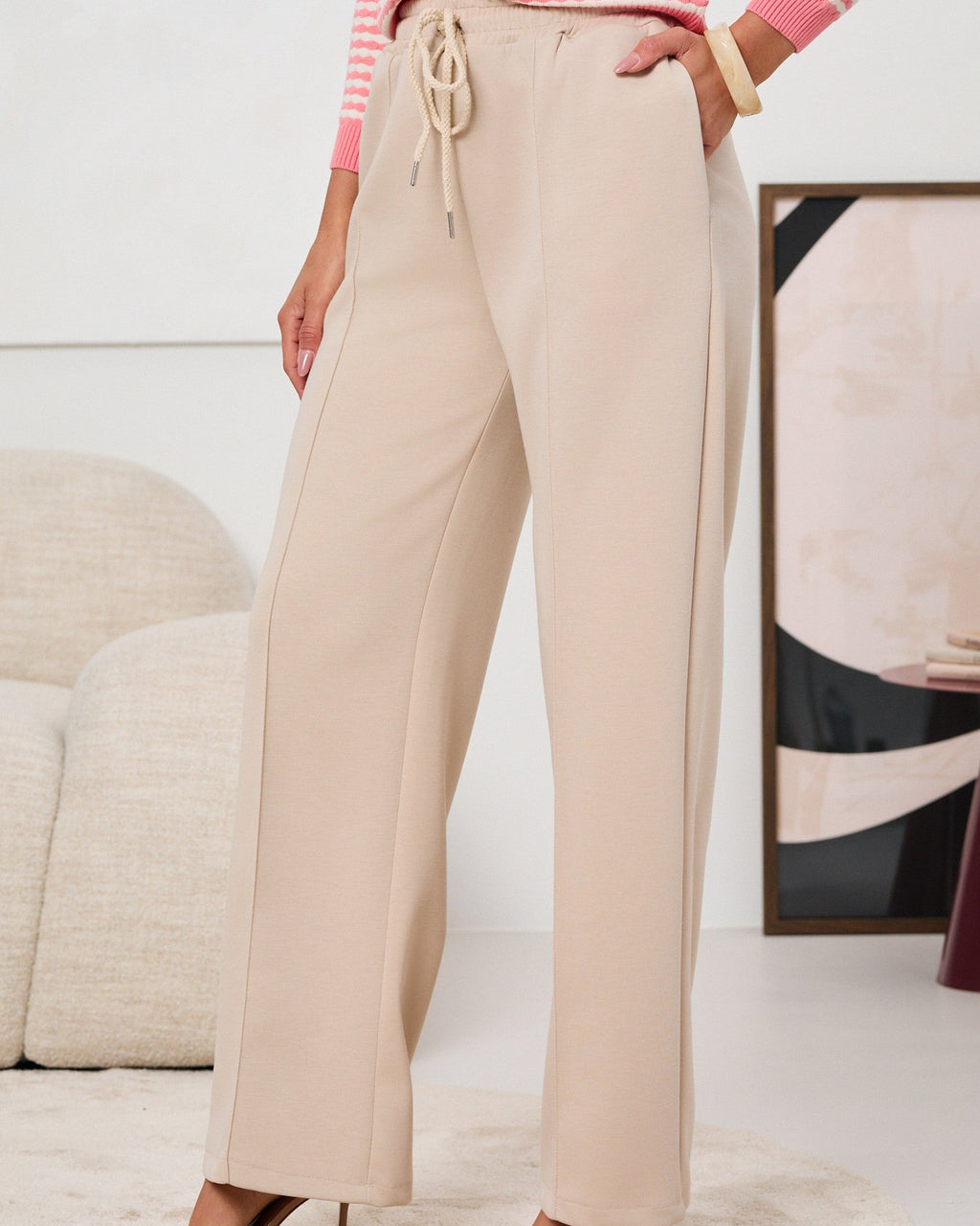 Szerokie spodnie damskie beżowe - widok z przodu 
