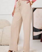 Szerokie spodnie damskie beżowe - widok z przodu 
