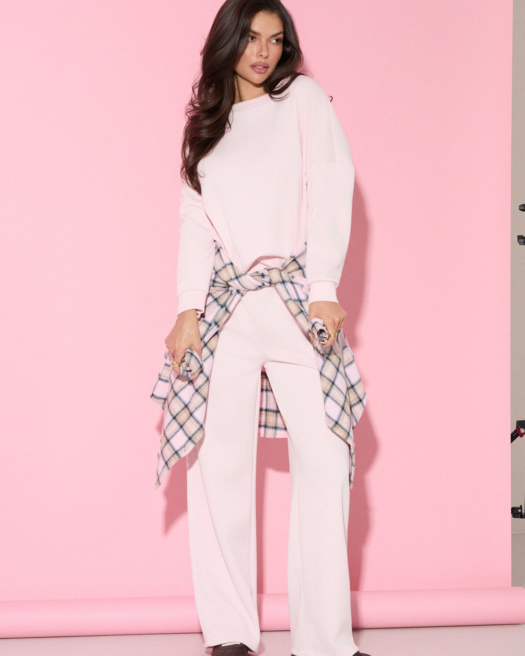 Komplet wiskozowy różowy bluza i spodnie - widok z przodu
