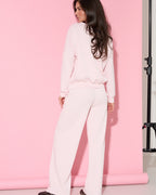 Pudrowy komplet wiskozowy w stylizacji z białymi sneakersami
