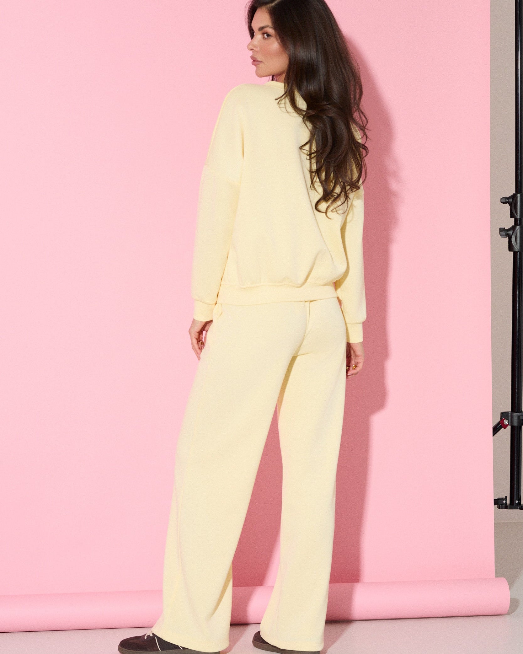 Komplet wiskozowy żółty bluza i spodnie wide leg - widok z tyłu
